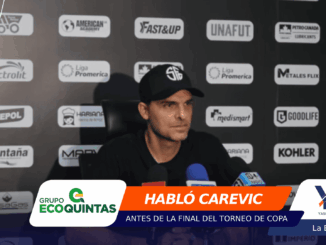 Man in a black cap speaks at a press conference with a sponsor-backed backdrop; lower third shows 'HABLÓ CAREVIC' and 'ANTES DE LA FINAL DEL TORNEO DE COPA' visuals.