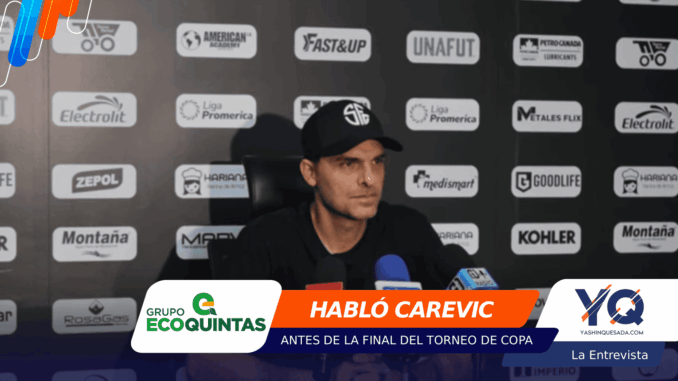 Man in a black cap speaks at a press conference with a sponsor-backed backdrop; lower third shows 'HABLÓ CAREVIC' and 'ANTES DE LA FINAL DEL TORNEO DE COPA' visuals.