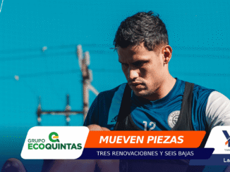 Male soccer player in a blue jersey looking down, wearing a black training bib, with colorful sponsor banner at the bottom and logos for Grupo EcoQuintas and YQ visible, and banner text 'MUEVEN PIEZAS' with 'TRES RENOVACIONES Y SEIS BAJAS'
