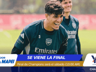Arsenal player laughing during training in teal kit; foreground banner says 'SE VIENE LA FINAL' with sponsor logos.