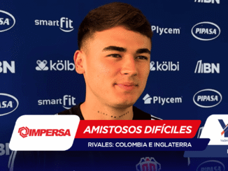 Portrait of a young man in front of a blue sponsor backdrop with logos, overlaid by a red banner reading 'Amistosos Difíciles' and text 'Rivales: Colombia e Inglaterra'