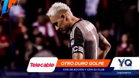 Soccer player with bleached hair in a dark jersey on the field; foreground shows sponsor banners 'Telecable' and 'OTRO DURO GOLPE' across the bottom.