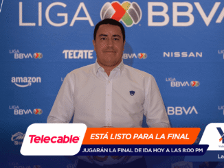 Hombre con camisa blanca frente a un fondo azul con logos de la Liga BBVA y patrocinadores; barra gráfica naranja/blanca promocional de Telecable para la final del evento.