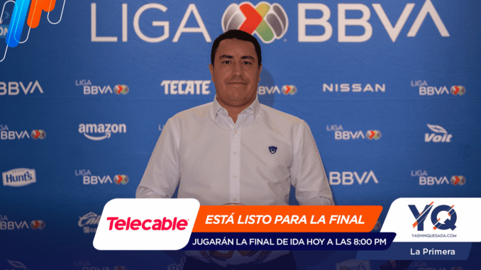 Hombre con camisa blanca frente a un fondo azul con logos de la Liga BBVA y patrocinadores; barra gráfica naranja/blanca promocional de Telecable para la final del evento.
