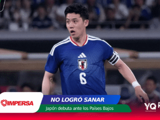 Soccer player in blue Japan jersey with captain's armband on a field; colorful banners overlay the bottom with text about Japón vs Países Bajos.