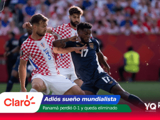 Soccer players contest the ball in a crowded stadium, with Claro branding and a banner stating 'Adiós sueño mundialista. Panamá perdió 0-1 y queda eliminado' (foreground overlay).