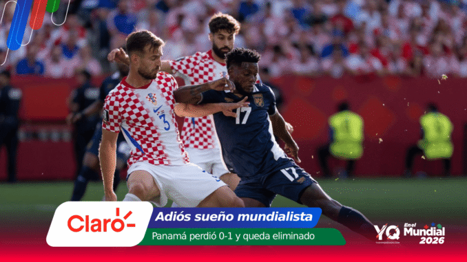 Soccer players contest the ball in a crowded stadium, with Claro branding and a banner stating 'Adiós sueño mundialista. Panamá perdió 0-1 y queda eliminado' (foreground overlay).