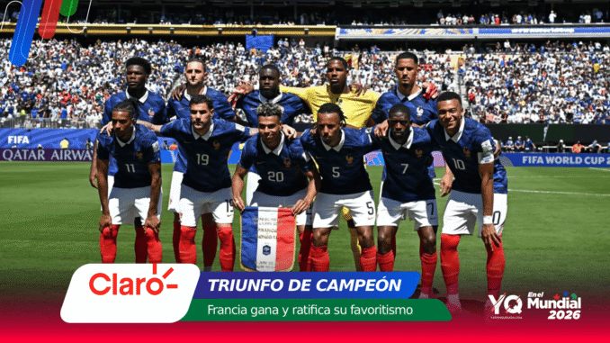 Equipo de fútbol de Francia posa para una foto de victoria en un estadio lleno, con pancartas y anuncios publicitarios alrededor (Triunfo de Campeón).