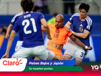 Futsal players in blue and orange clash for the ball during a match, with promotional banner text reading 'Países Bajos y Japón' and 'Se reparten puntos' in the foreground.