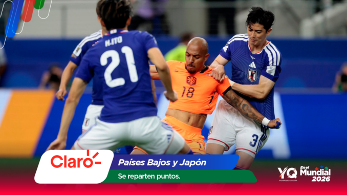 Futsal players in blue and orange clash for the ball during a match, with promotional banner text reading 'Países Bajos y Japón' and 'Se reparten puntos' in the foreground.