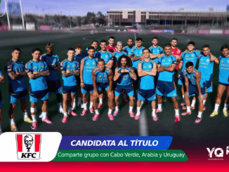 Equipo de fútbol de azul posa juntos en un estadio para una campaña promocional del Mundial 2026, con logotipos de KFC y texto promocional visible.