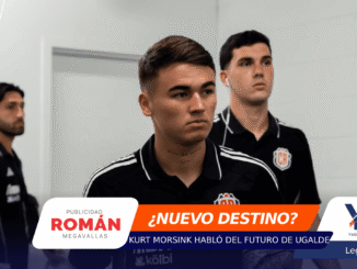 Three men in black polo shirts stand in a hallway, serious expressions, with colorful graphic overlay at top-left and orange news banner across bottom.