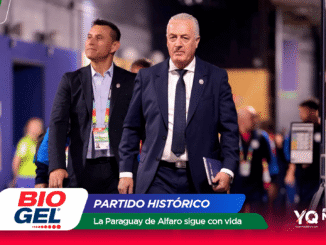 Two men in suits walking through a convention hall, with political banners and sponsor logos in the foreground (BIOGEL, Partido Histórico).