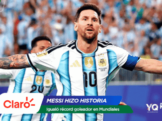 Argentine footballer in a light-blue and white striped jersey with arms outstretched in celebration, foreground text reads 'MESSI HIZO HISTORIA' and 'Igualó récord goleador en Mundiales' over a blue and green banner with sponsor logos nearby.
