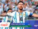 Argentine footballer in a light-blue and white striped jersey with arms outstretched in celebration, foreground text reads 'MESSI HIZO HISTORIA' and 'Igualó récord goleador en Mundiales' over a blue and green banner with sponsor logos nearby.