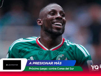 Soccer player in green jersey smiling on the field with promo banners reading 'A PRESIONAR MÁS' and 'Próximo juego: contra Corea del Sur' overlaying the bottom edge.