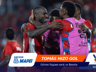 Soccer players in red and pink jerseys embrace in celebration on the field, with a bold orange banner reading 'TOMÁS HIZO GOL' and sponsor logos overlaid in the foreground.