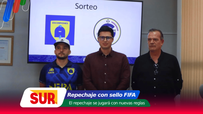 Three men pose in front of a presentation screen that reads 'Sorteo' during a SUR prize draw event, with logos in the background.