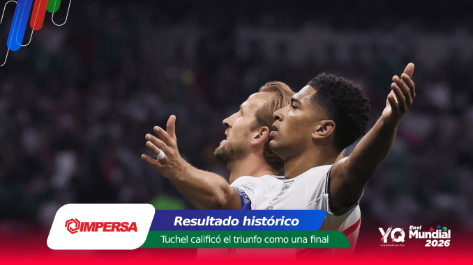 Two soccer players in white celebrate with arms raised on a dark stadium background; digital banners at the bottom show 'Resultado histórico' and sponsor logos.
