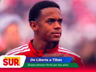 Portrait of a man in a red athletic jacket on a news banner with SUR logo and headline 'De Liberia a Tibás'