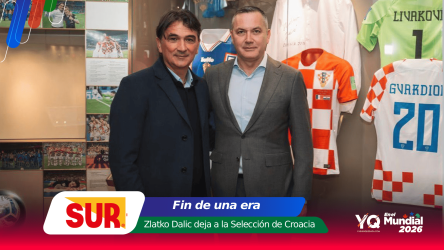 Two men in suits pose in a sports memorabilia display with jerseys and photos in the background; overlay text reads 'Fin de una era'.