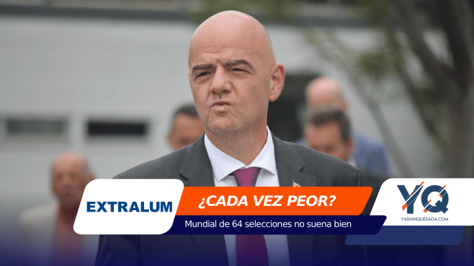 Bald man in a suit and purple tie at a public event, with orange-blue banner text reading ¿CADA VEZ PEOR?.