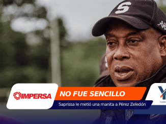 Man wearing a black cap looks off to the side as bold campaign banners with the phrases 'NO FUE SENCILLO' and a subtitle overlay cover the lower part of the frame.