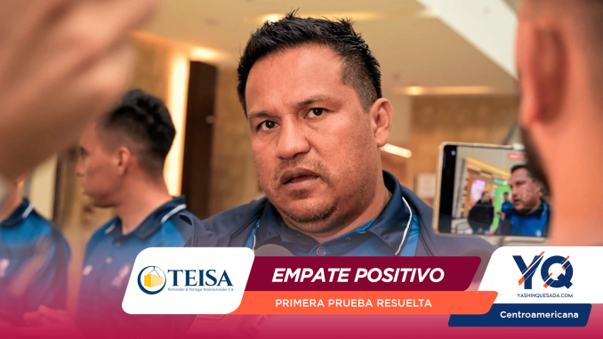 Close-up of a man being interviewed by reporters, with a smartphone recording him in the background and a colorful banner beneath reading 'EMPATE POSITIVO'.