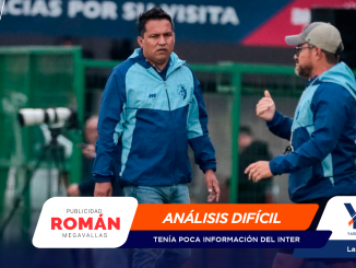Two men in blue jackets stand on a sports field in discussion, with bold orange and white overlay banners showing 'ANÁLISIS DIFÍCIL' and sponsor logos.
