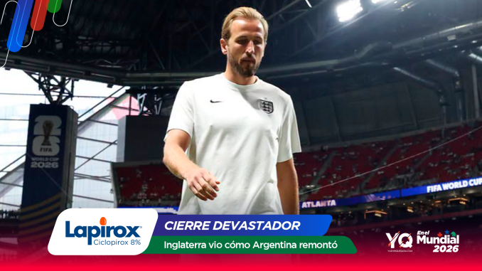 Soccer player in a white England jersey walking on a stadium field with sponsor graphics and a FIFA World Cup banner in the background, headline reads 'CIERRE DEVASTADOR'.