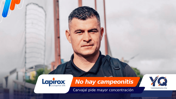 Portrait of a man outdoors with a promotional banner at the bottom showing sponsor logos and the slogan 'No hay campeonitis'.