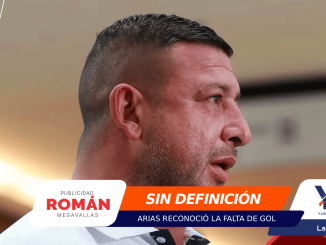 Perfil de un hombre visto de lateral, con expresión seria, sobre un fondo difuminado y barras de noticia en colores naranja y azul superpuestas.
