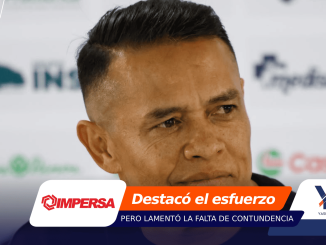 Close-up of a man speaking at a press conference with a bold orange banner reading 'Destacó el esfuerzo' across the bottom.