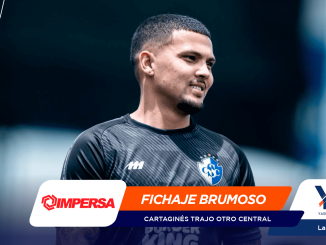 Soccer player portrait on a promotional banner with orange 'FICHAJE BRUMOSO' text and sponsor logos at the bottom.