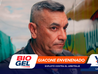 Close-up of a man with gray hair beside a bus, with a bold banner at the bottom saying 'GIACONE ENVENENADO' and 'EXPLOTÓ CONTRA EL ARBITRAJE'.