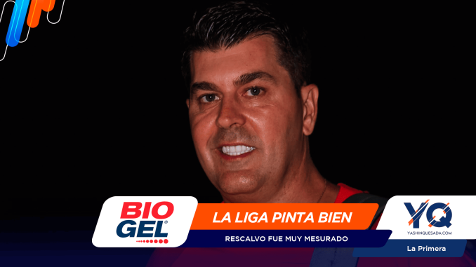 Close-up portrait of a man against a dark background with bright sponsor ribbons and the banner text 'LA LIGA PINTA BIEN' at the bottom.